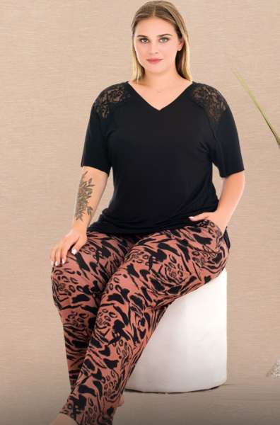Büyük Beden Desenli Omuzlar Dantelli V Yaka Kısa Kollu Pijama Takımı