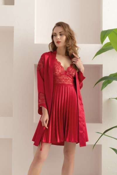 Kırmızı Saten Sabahlıklı Sırt Dekolteli Pileli Gecelik Takımı