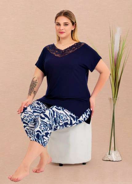 Lady - Lacivert Büyük Beden Dantelli Yaka Kısa Kollu Kapri Desenli Pijama Takımı