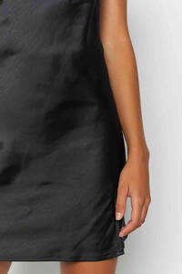 Siyah Yırtmaçlı Mini Saten Elbise - Thumbnail