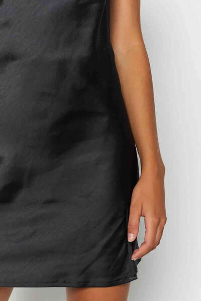 Siyah Yırtmaçlı Mini Saten Elbise